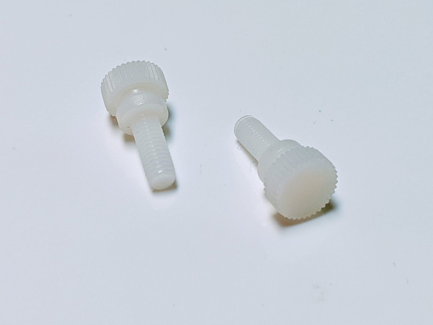 Tornillo moleteado con arandela de nailon 6/6, 10-32 x 1/2", color natural